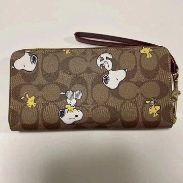 Coach x Peanuts Snoopy & Woodstock Signature Canvas Zip-Around Wristlet Wallet – Brown Multi