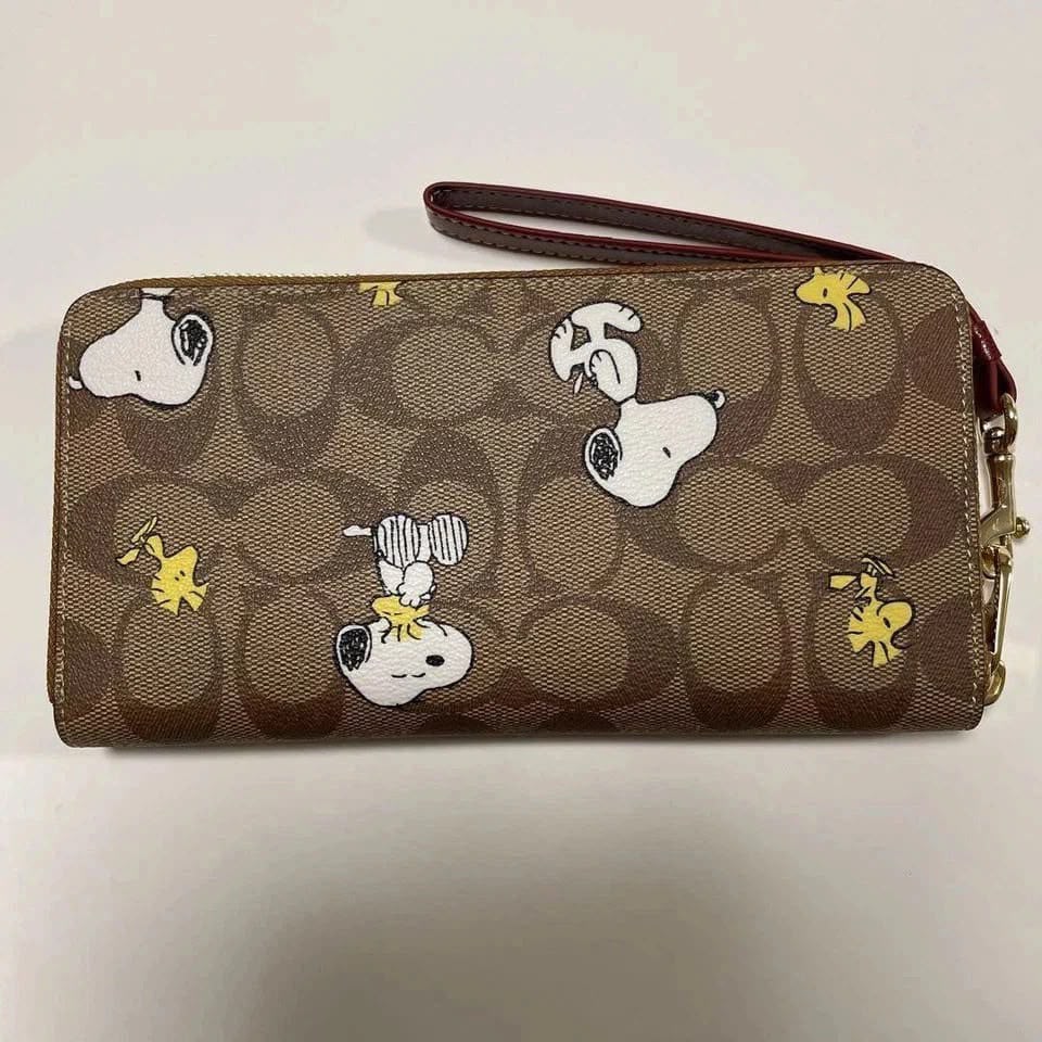Coach x Peanuts Snoopy & Woodstock Signature Canvas Zip-Around Wristlet Wallet – Brown Multi